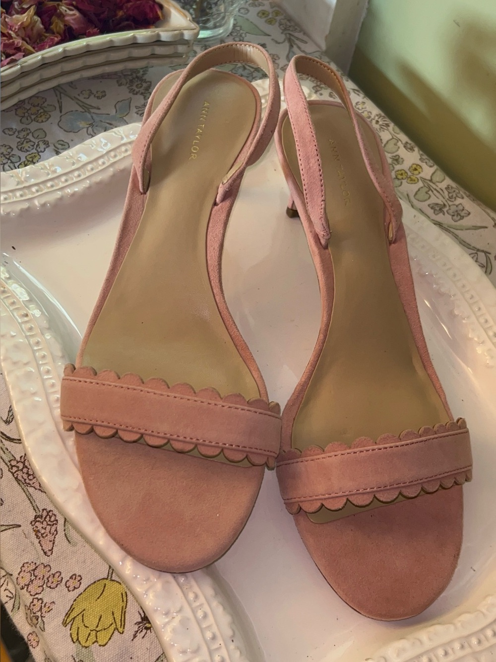 Ann Taylor blush pink suede scalloped slingback kitten heel shoes Size 9.5